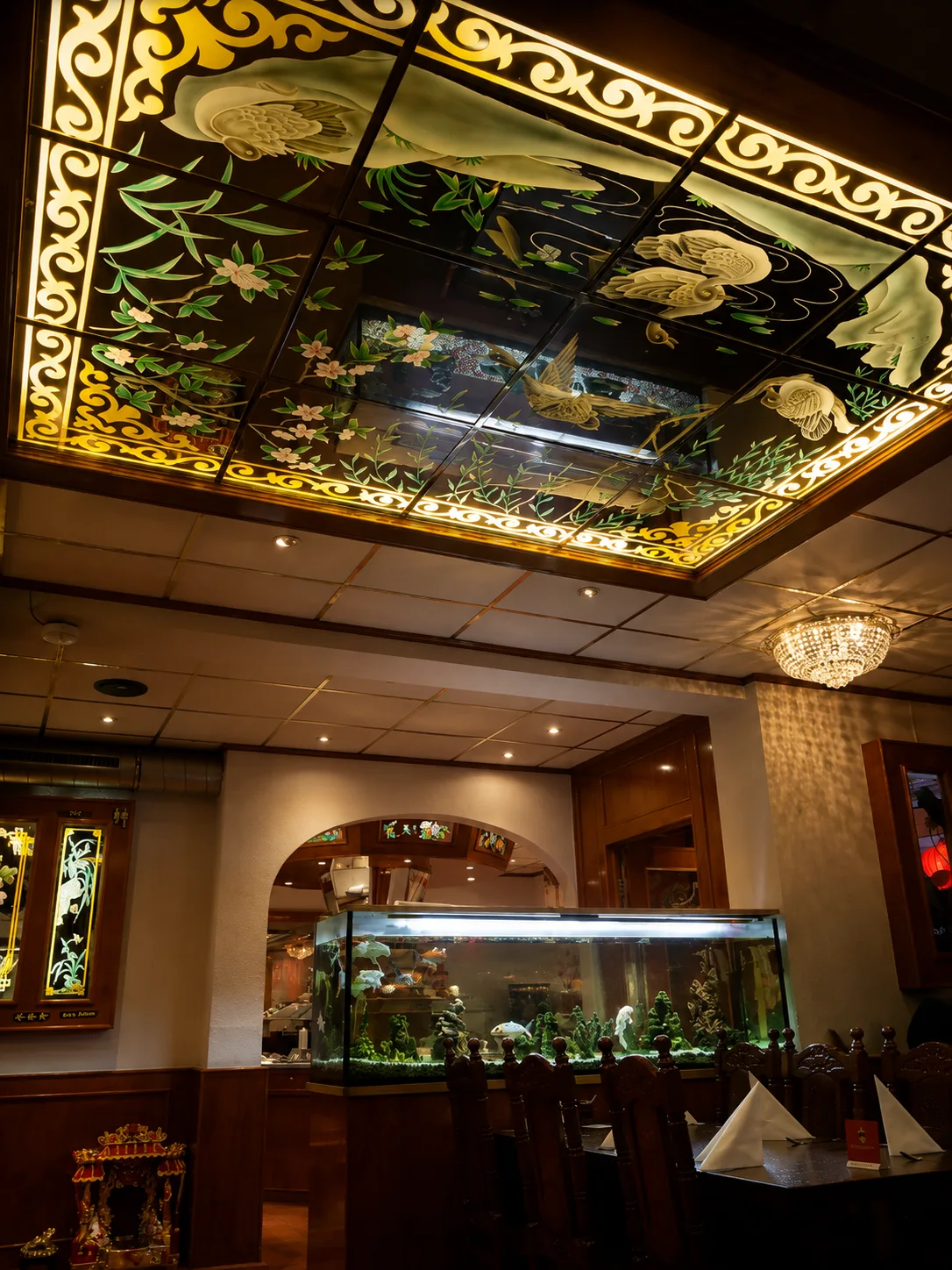 Innenraum von Mister Vu mit Aquarium und kunstvoller beleuchteter Glasdecke