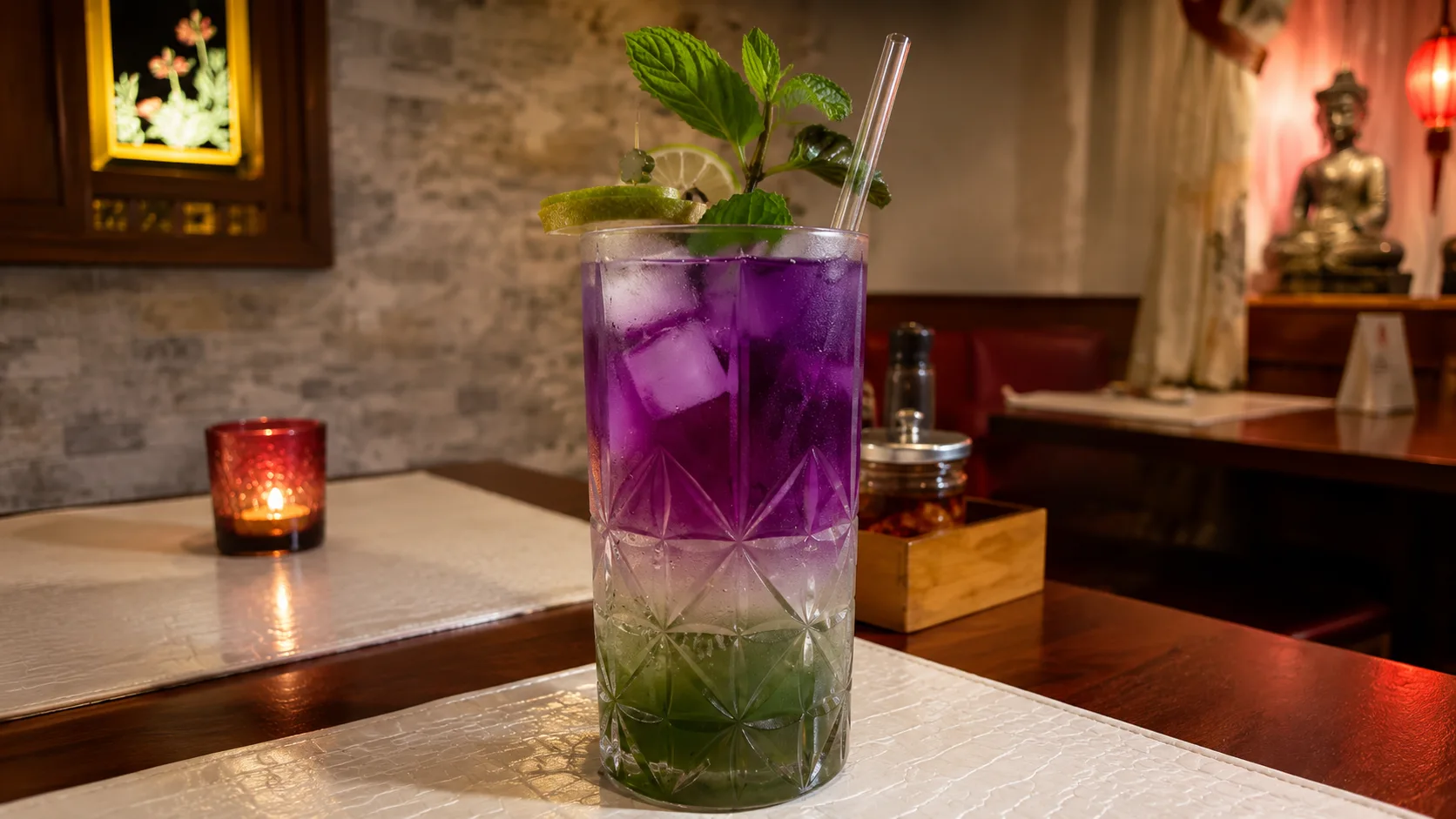 Farbiger Signature Cocktail im Restaurant Mister Vu